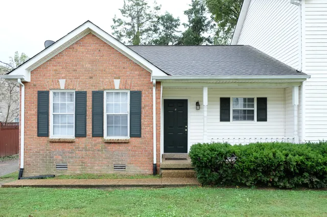 a view of front a house with a yard
