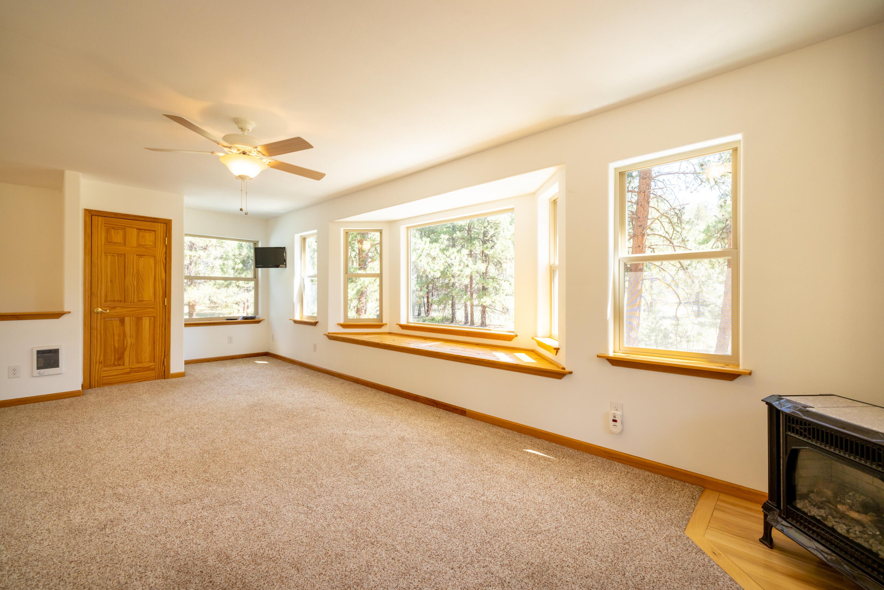 11550 Simpson Canyon Road Klamath Falls, OR 97601 - Photo 23 of 80 Bay window with seating & Fireplace