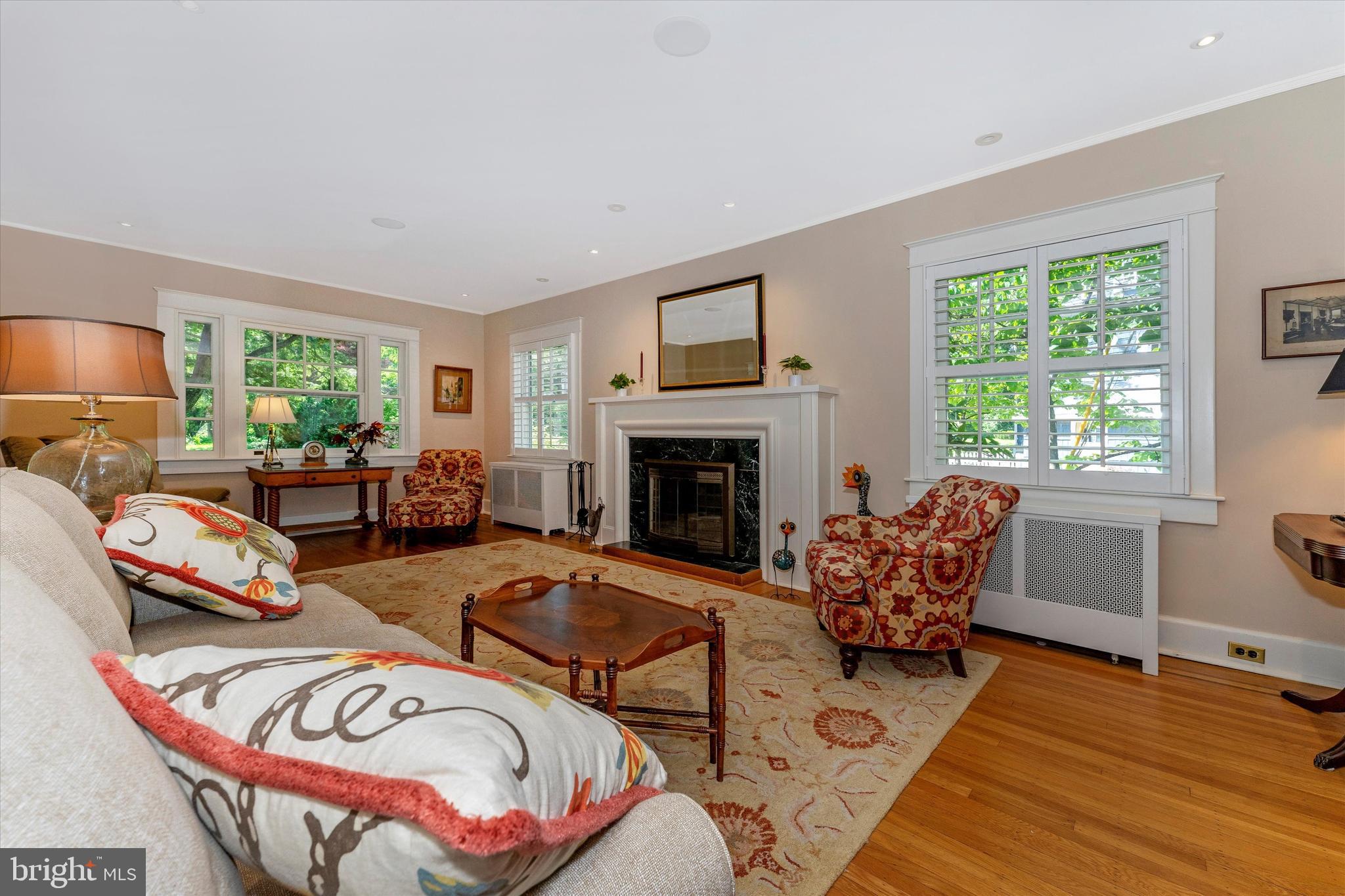 521 Overdale Road Baltimore, MD 21229 - Photo 14 of 52 Main level living room