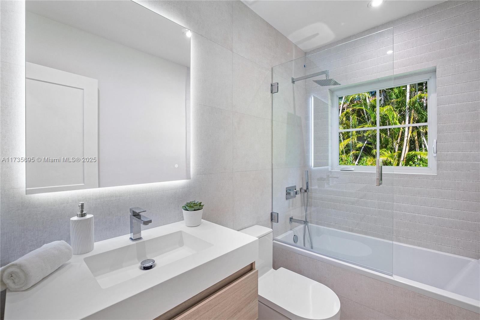 625 Jeronimo Drive Coral Gables, FL 33146 - Photo 22 of 30 a bathroom with a sink and a bathtub