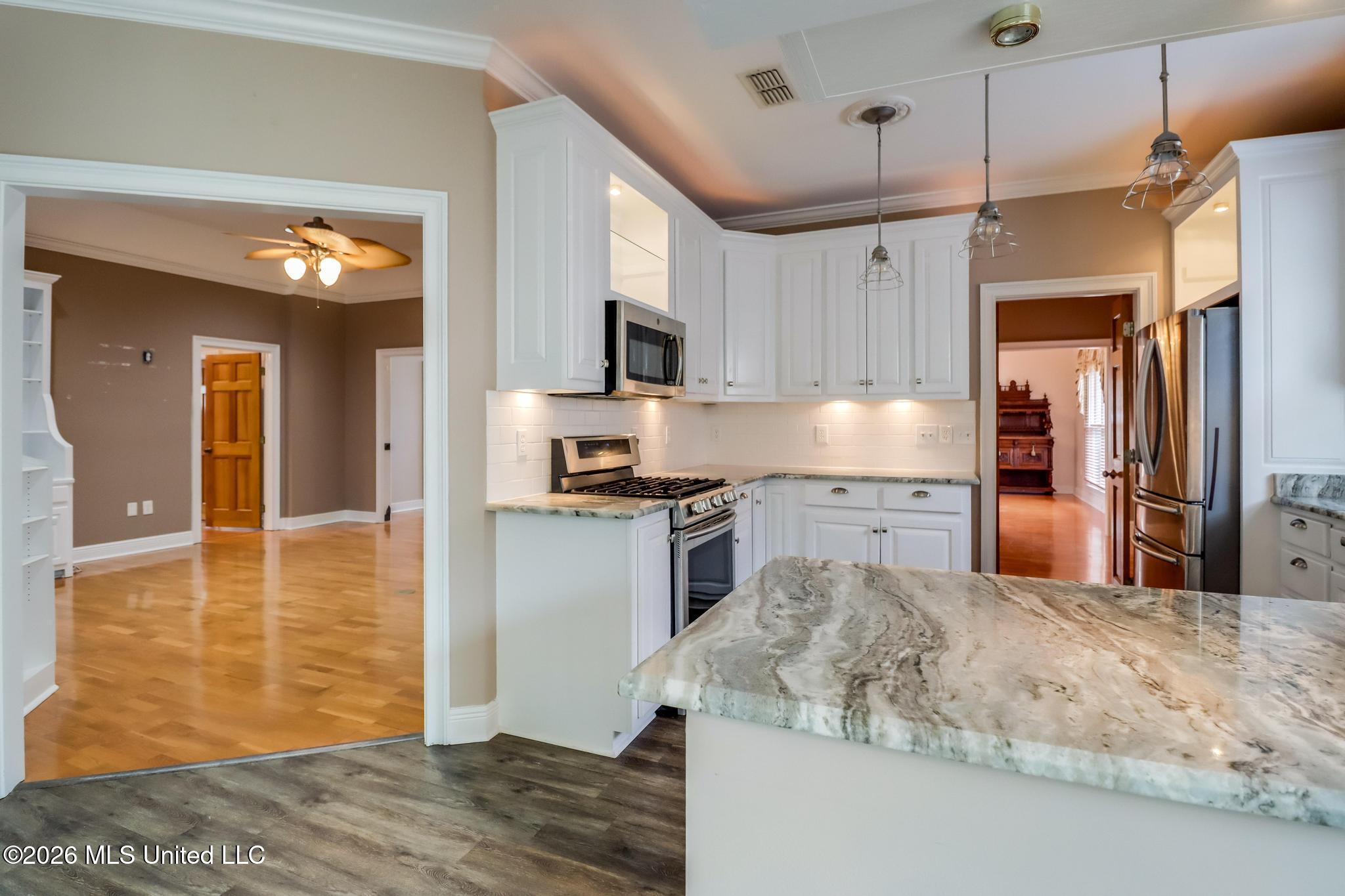 2575 Rue Palafox Biloxi, MS 39531 - Photo 14 of 44 Kitchen / Breakfast