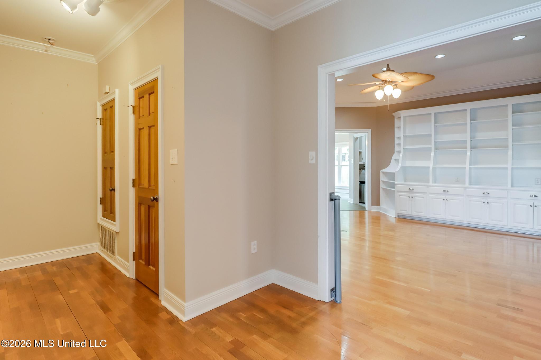 2575 Rue Palafox Biloxi, MS 39531 - Photo 5 of 44 Pass Through Room