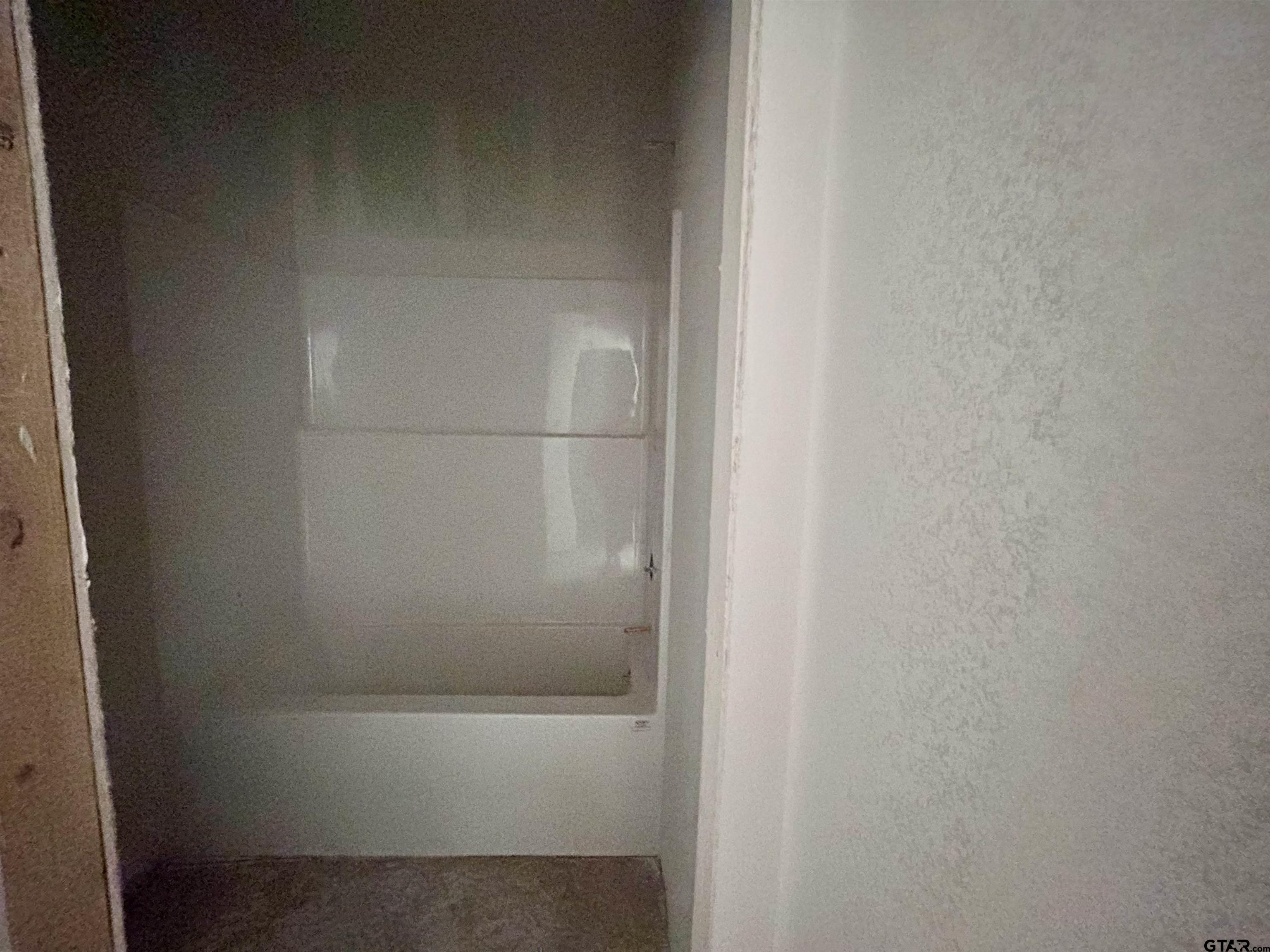 201 East Fleming Street Longview, TX 75604 - Photo 6 of 13 a bathroom with a bathtub