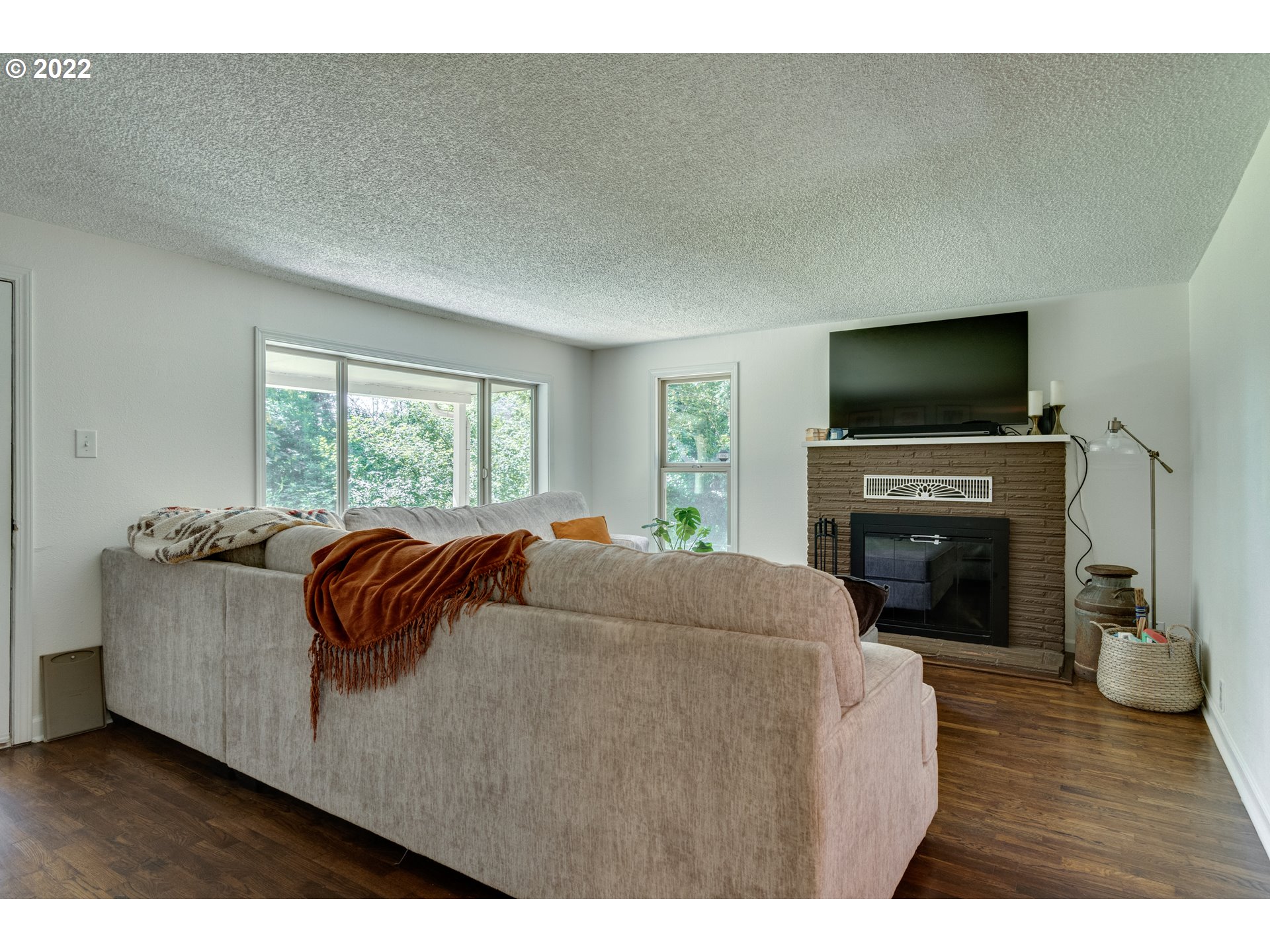 3405 Northeast Corbin Road Vancouver, WA 98686 - Photo 13 of 30 a living room with furniture and a flat screen tv