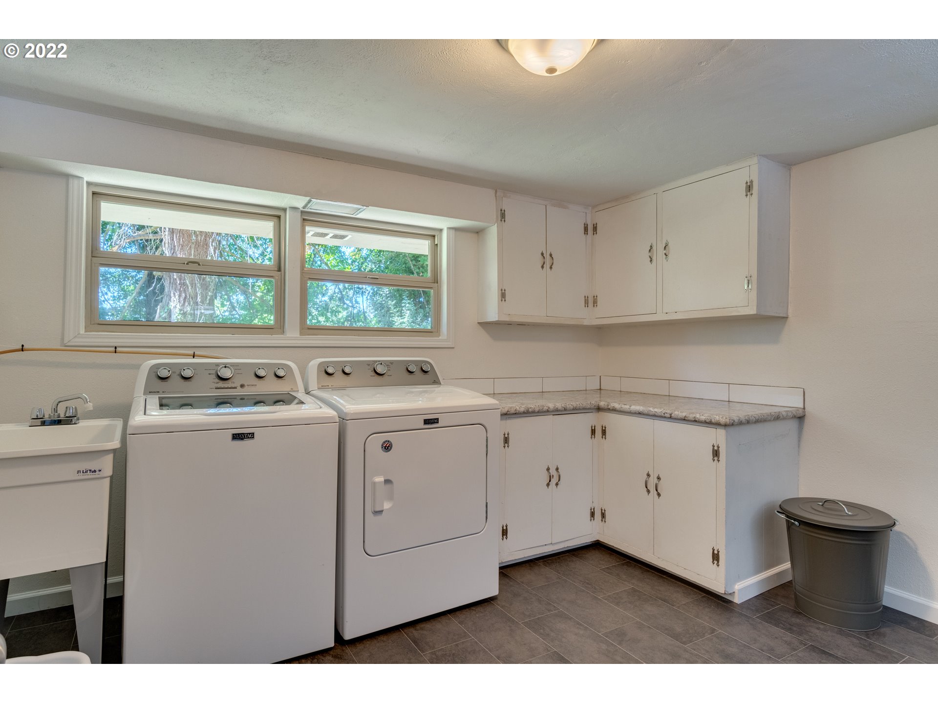 3405 Northeast Corbin Road Vancouver, WA 98686 - Photo 23 of 30 a view of cabinets with window