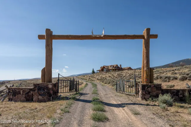 $1,850,000 | 1421 Stock Trail, Dubois, WY 82513