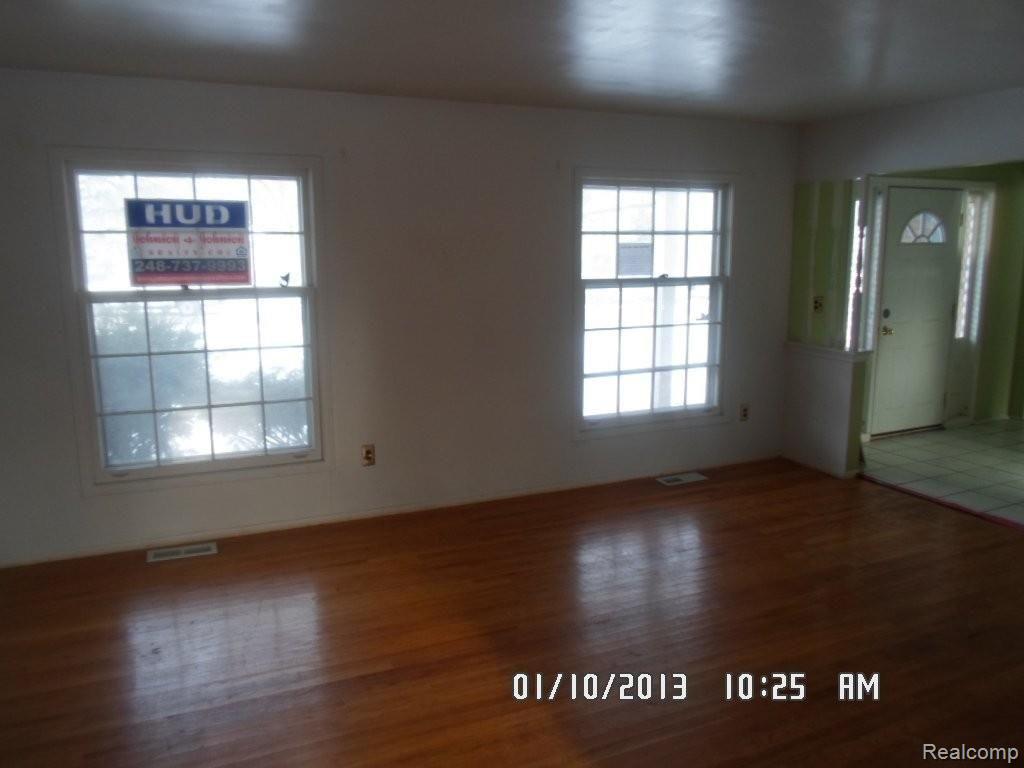 1933 Devonshire Road Bloomfield Hills, MI 48302 - Photo 4 of 14 035.JPG