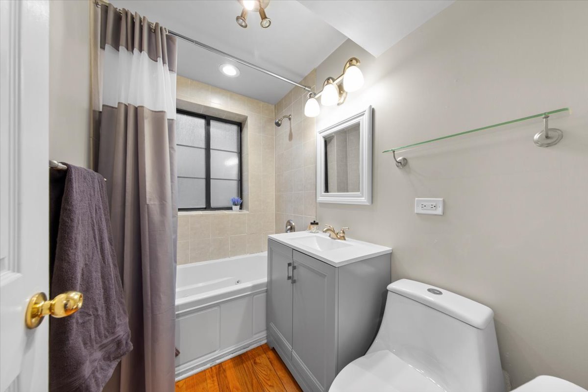 7423 North Sheridan Road, Unit 2W Chicago, IL 60626 - Photo 11 of 16 a bathroom with a toilet a sink and bathtub