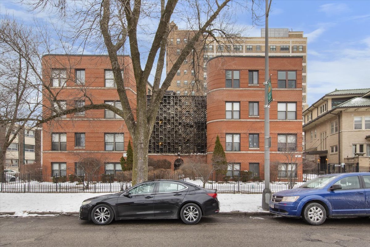 7423 North Sheridan Road, Unit 2W Chicago, IL 60626 - Photo 14 of 16 a car parked in front of a building