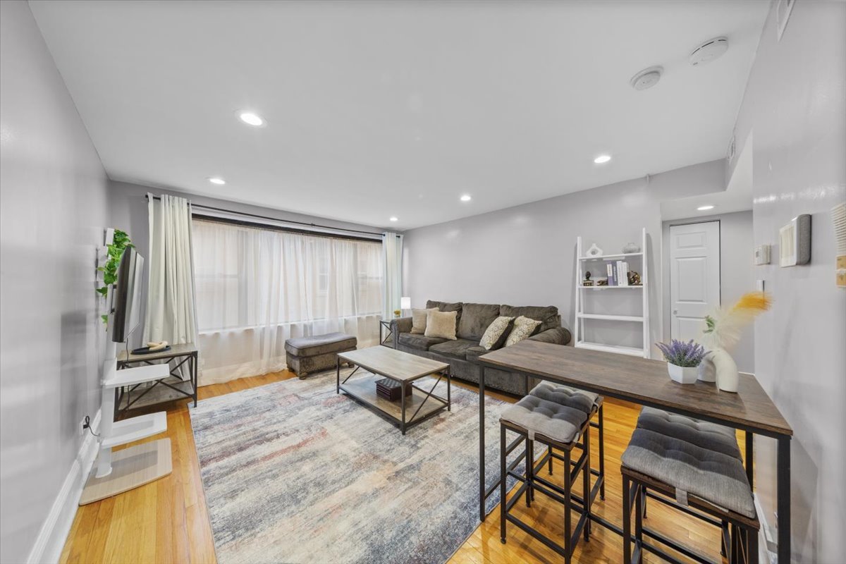 7423 North Sheridan Road, Unit 2W Chicago, IL 60626 - Photo 2 of 16 a living room with furniture and wooden floor