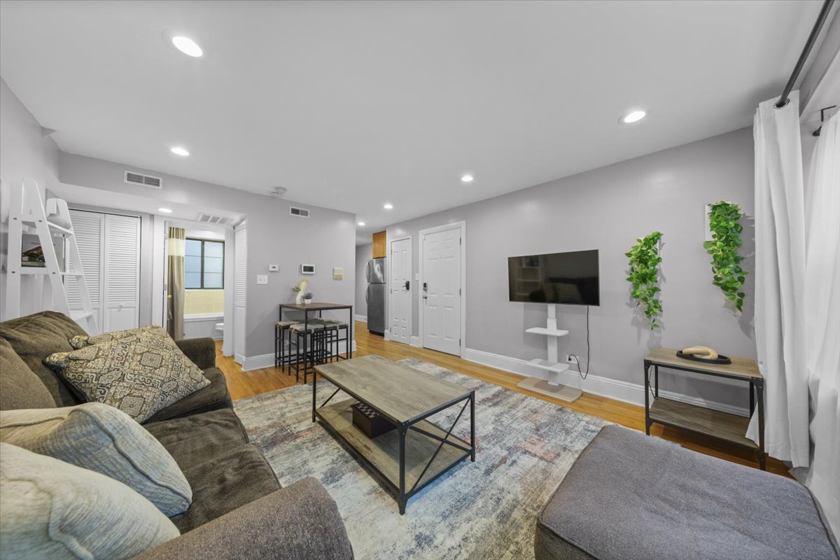 7423 North Sheridan Road, Unit 2W Chicago, IL 60626 - Photo 3 of 16 a living room with furniture and a flat screen tv
