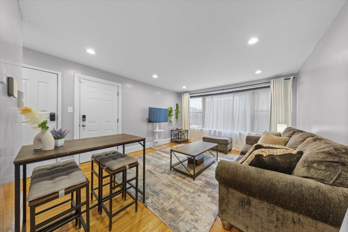 7423 North Sheridan Road, Unit 2W Chicago, IL 60626 - Photo 4 of 16 a living room with furniture and a large window