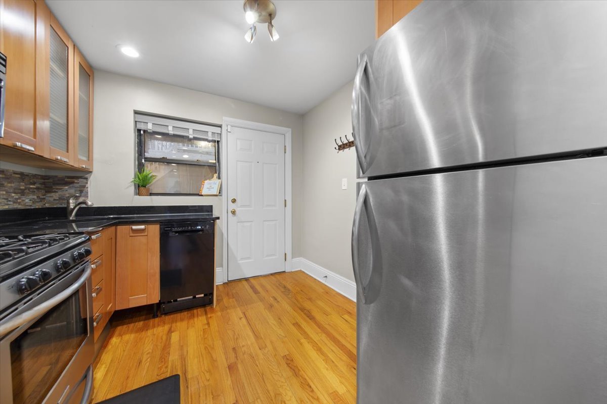 7423 North Sheridan Road, Unit 2W Chicago, IL 60626 - Photo 7 of 16 a kitchen with stainless steel appliances granite countertop a refrigerator and a stove