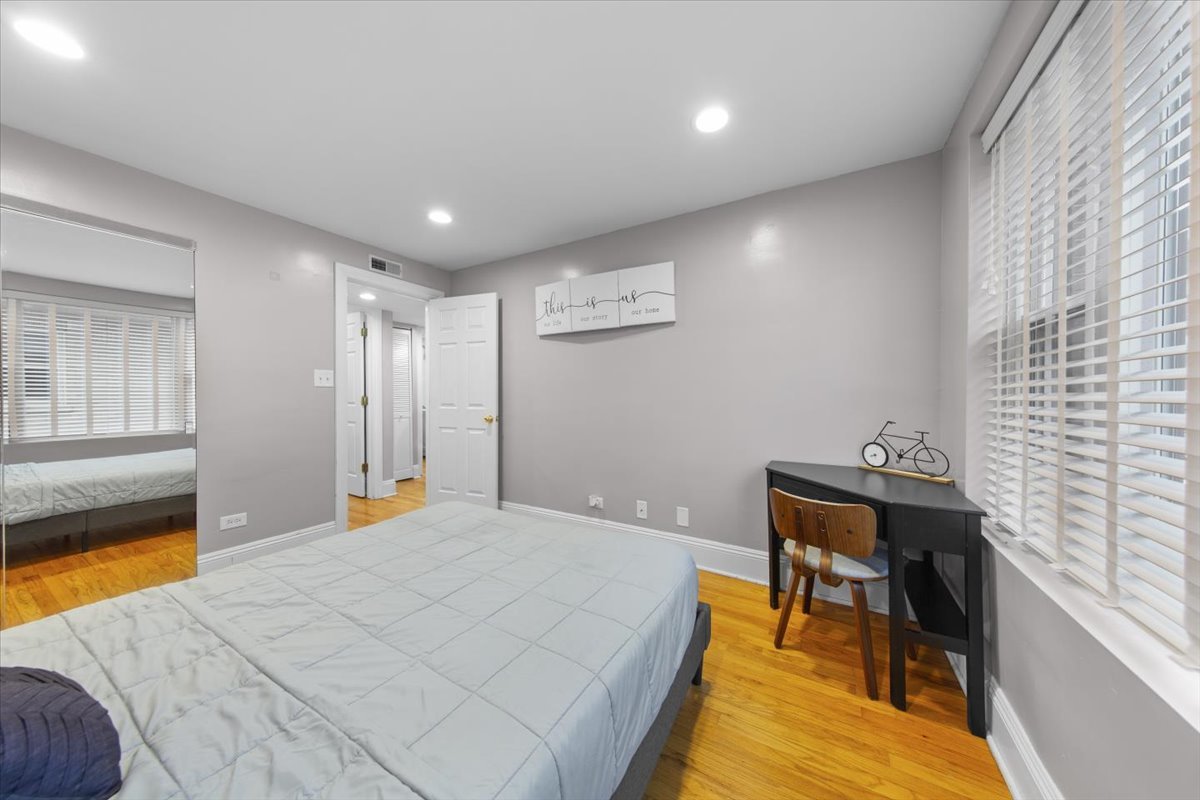 7423 North Sheridan Road, Unit 2W Chicago, IL 60626 - Photo 9 of 16 a bedroom with a bed and a table