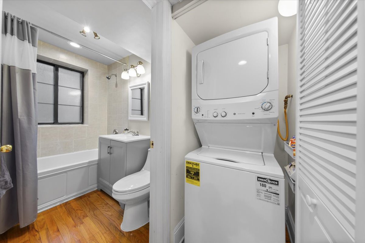 7423 North Sheridan Road, Unit 2W Chicago, IL 60626 - Photo 10 of 16 a bathroom with a toilet a sink and bathtub