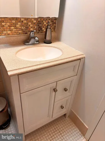 $2,000 | 2 Canterbury Square, Unit 101, Alexandria, VA 22304