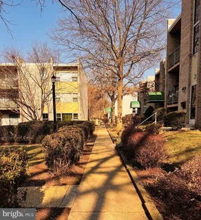 $1,950 | 2 Canterbury Square, Unit 101, Alexandria, VA 22304