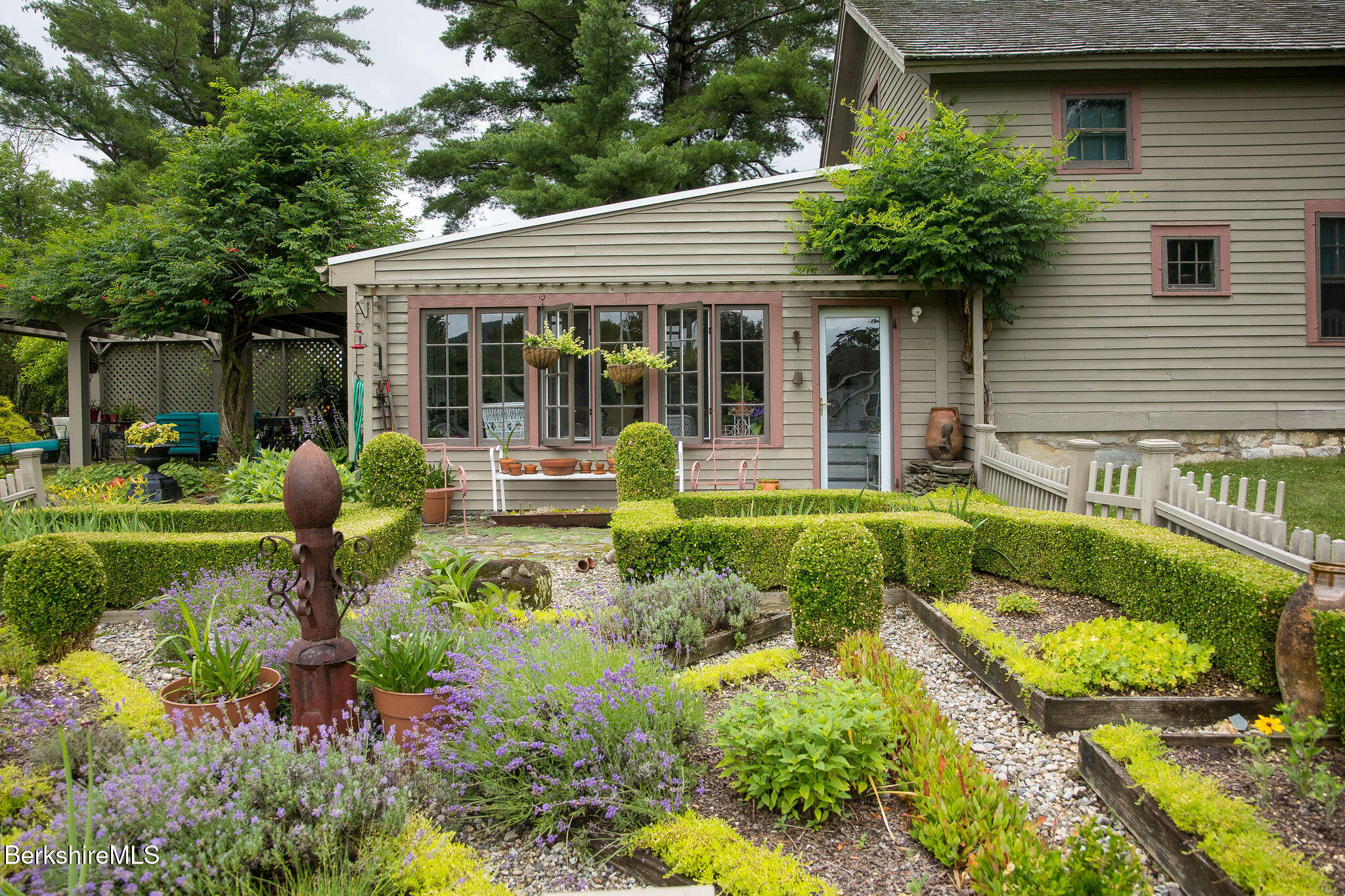 18 Goodrich Street Stockbridge, MA 01262 - Photo 5 of 63 0024