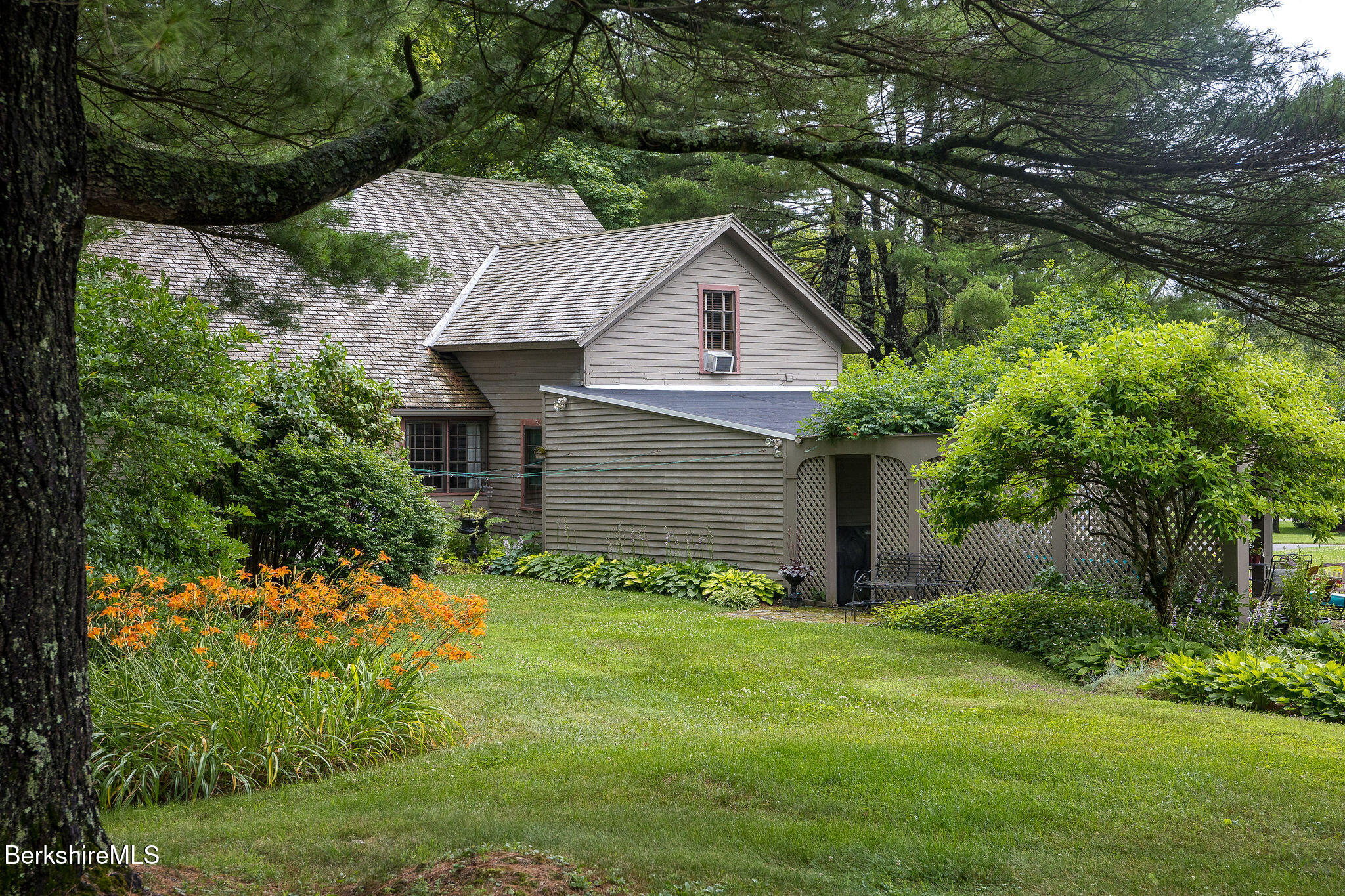 18 Goodrich Street Stockbridge, MA 01262 - Photo 7 of 63 0020