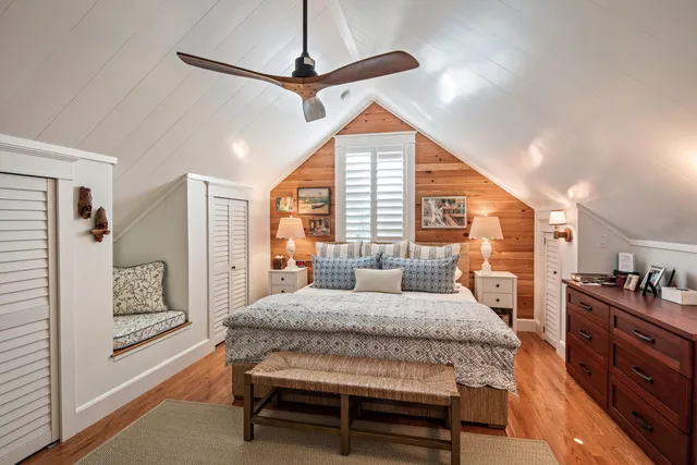 a view of a livingroom with a workspace