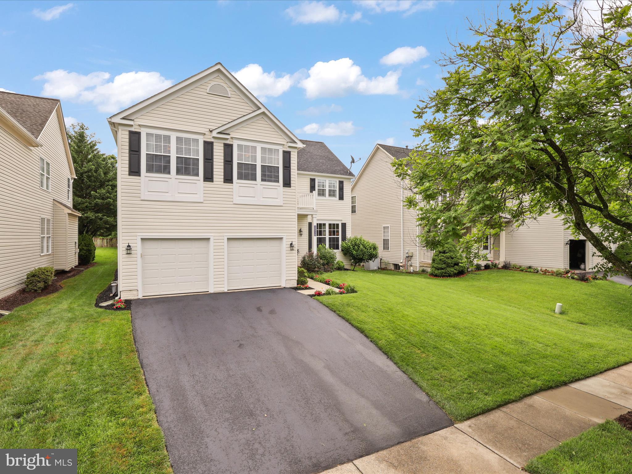 25530 Chilmark Drive Chantilly, VA 20152 - Photo 57 of 67 a front view of a house with a yard