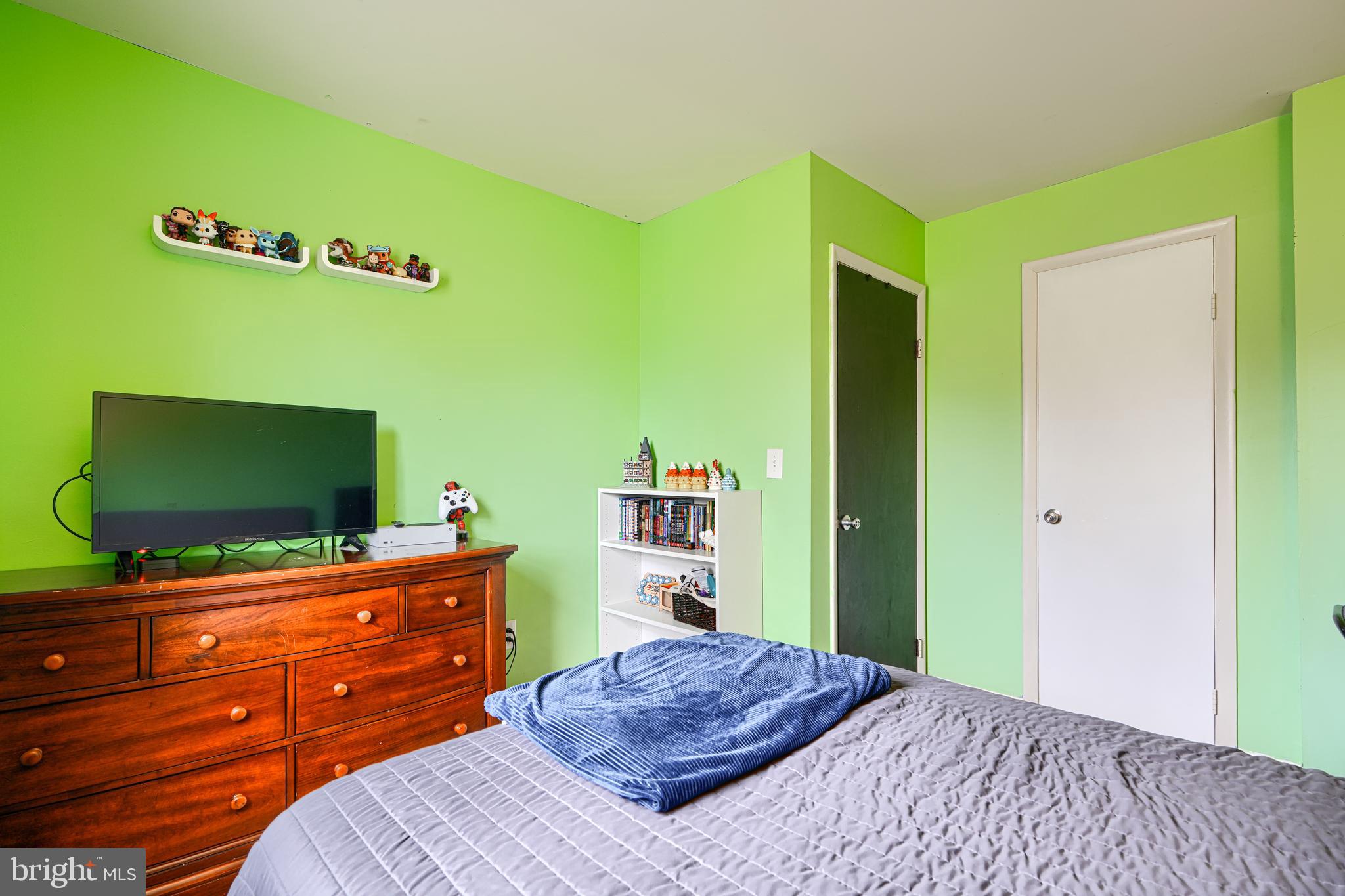 3007 Marlin Drive Riva, MD 21140 - Photo 18 of 34 a living room with furniture and a flat screen tv