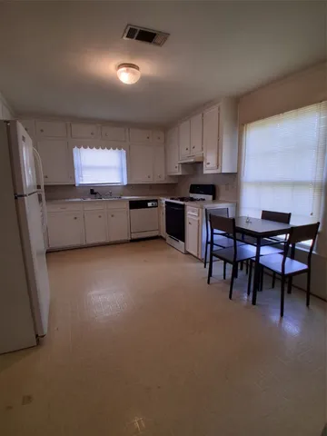 $1,400 | 204 Holderrieth Boulevard, Tomball, TX 77375