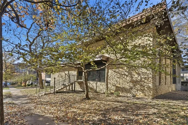 $279,000 | 4511 Headwood Drive, Unit 7, Kansas City, MO 64111