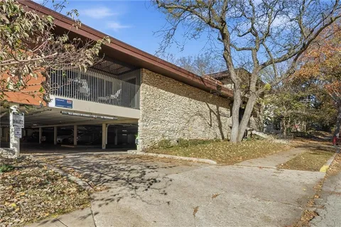 $279,000 | 4511 Headwood Drive, Unit 7, Kansas City, MO 64111
