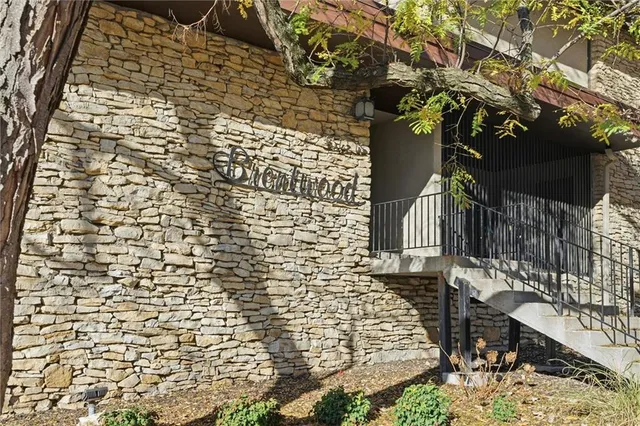 $279,000 | 4511 Headwood Drive, Unit 7, Kansas City, MO 64111