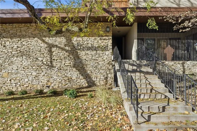 $279,000 | 4511 Headwood Drive, Unit 7, Kansas City, MO 64111