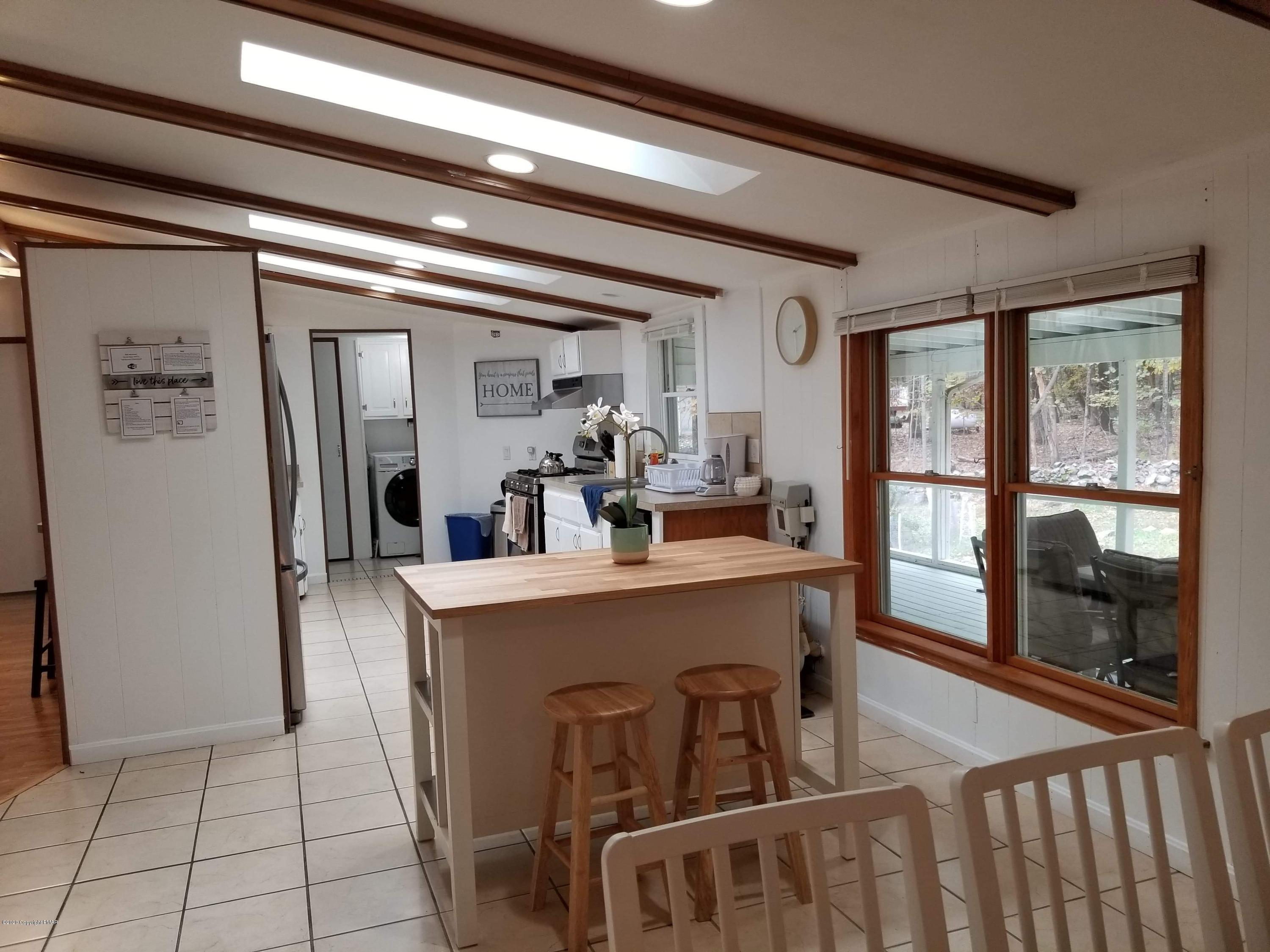 210 Hemlock Road Tannersville, PA 18372 - Photo 5 of 21 kitchen/dining area