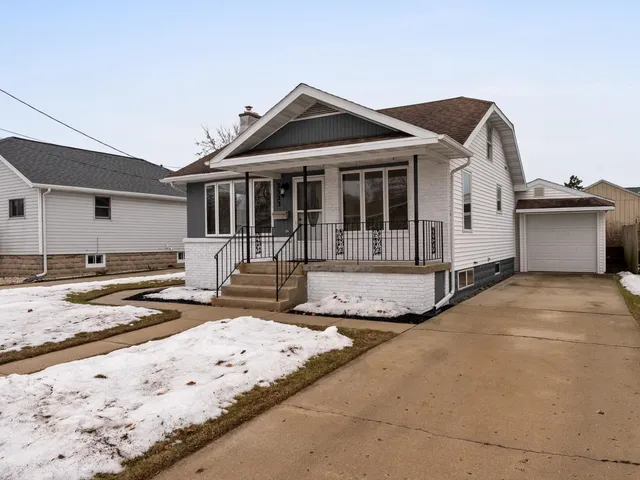 $175,900 | 2323 9th Place, Two Rivers, WI 54241