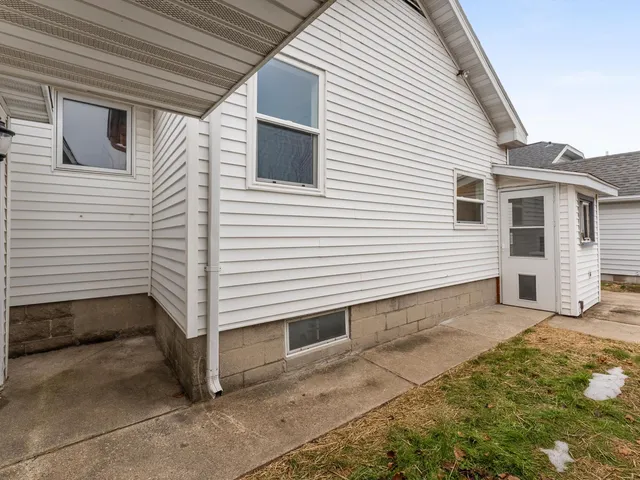 $175,900 | 2323 9th Place, Two Rivers, WI 54241