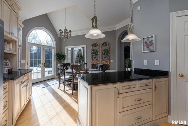 $865,000 | 3115 West Striegel Road, Carbondale, IL 62901