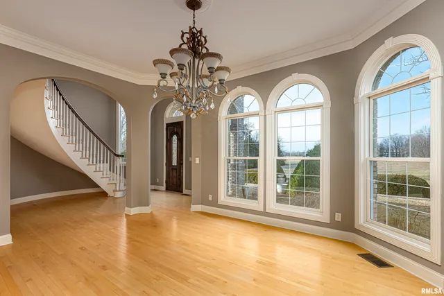 $865,000 | 3115 West Striegel Road, Carbondale, IL 62901