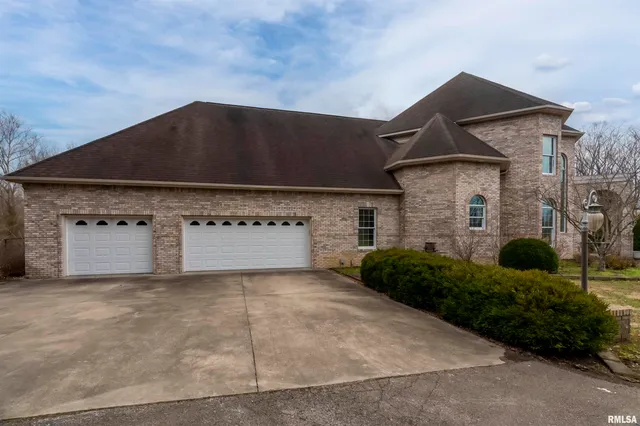 $865,000 | 3115 West Striegel Road, Carbondale, IL 62901