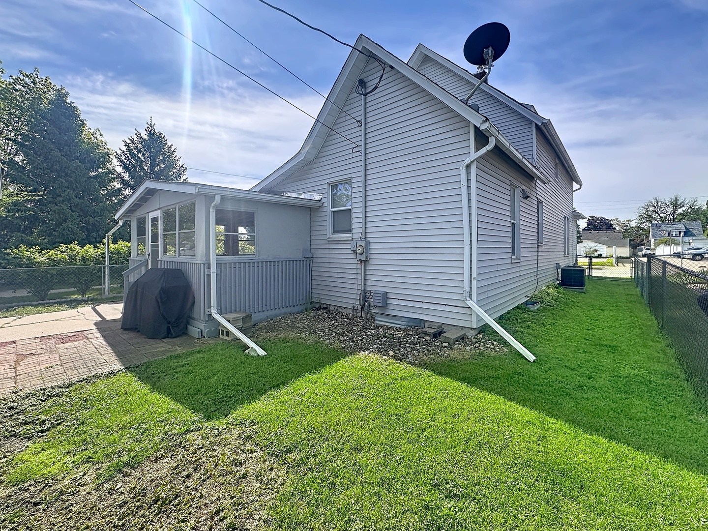 527 19th Avenue Moline, IL 61265 - Photo 20 of 21 a view of a backyard with a garden