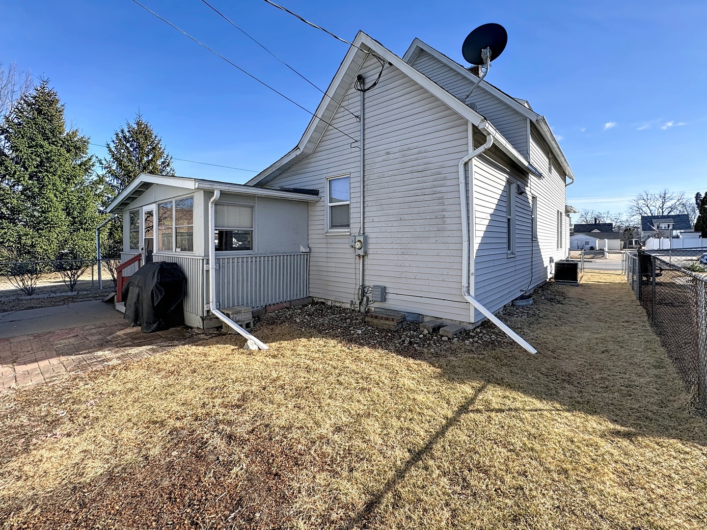 527 19th Avenue Moline, IL 61265 - Photo 21 of 22 a view of a house with a yard