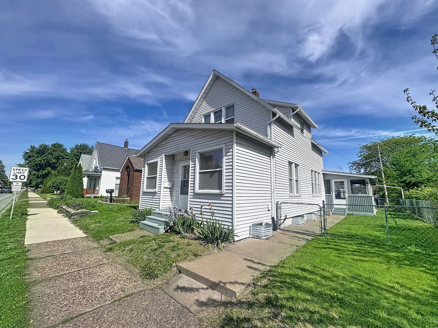 527 19th Avenue Moline, IL 61265 - Photo 3 of 21 a front view of a house with a yard