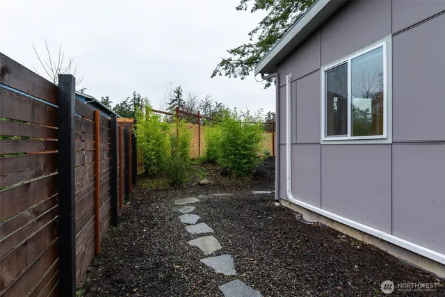 a view of a house with backyard and garden