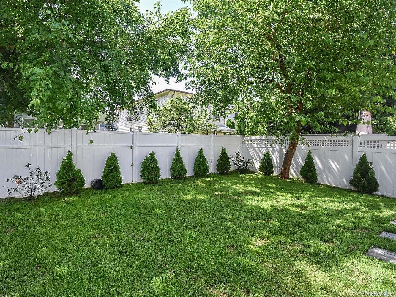 59 B Hickory Road Port Washington, NY 11050 - Photo 18 of 27