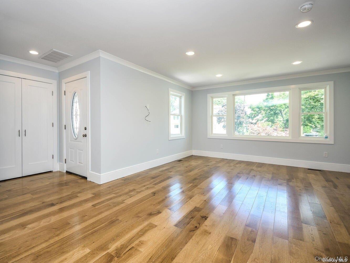 59 B Hickory Road Port Washington, NY 11050 - Photo 2 of 27