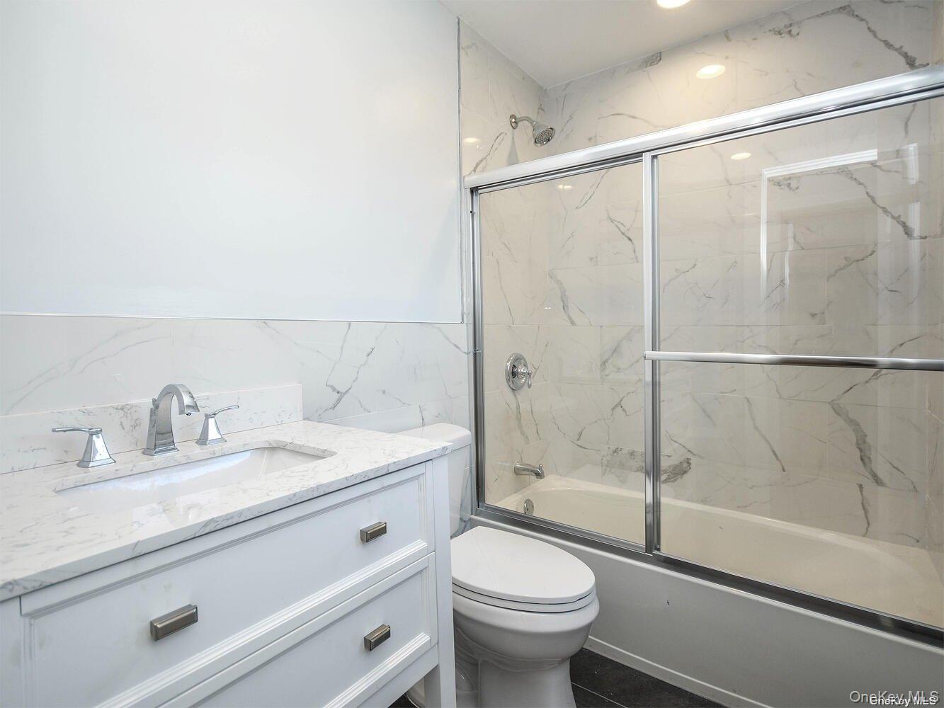 59 B Hickory Road Port Washington, NY 11050 - Photo 7 of 27