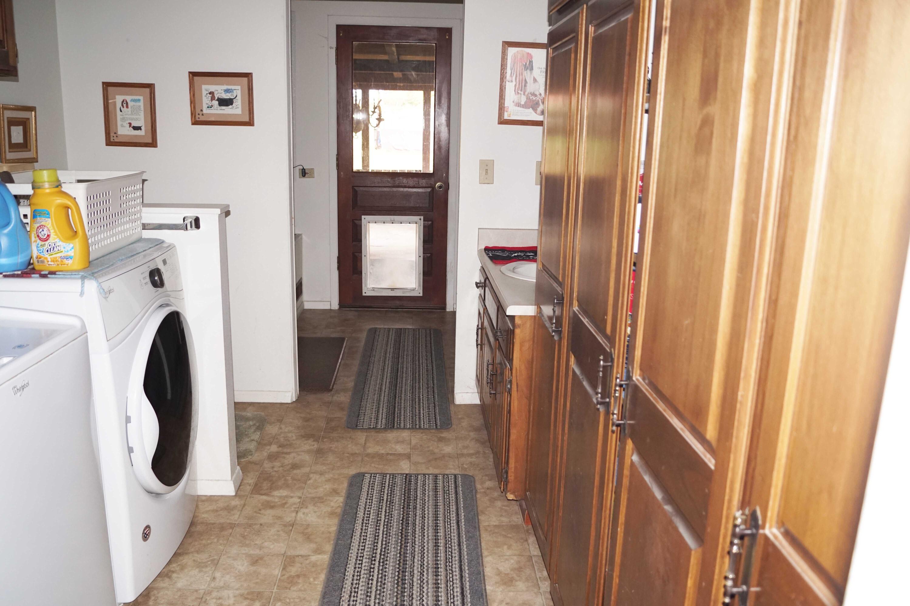 553 Soldier Creek Road Grants Pass, OR 97526 - Photo 32 of 41 32 PANTRY & LAUNDRY