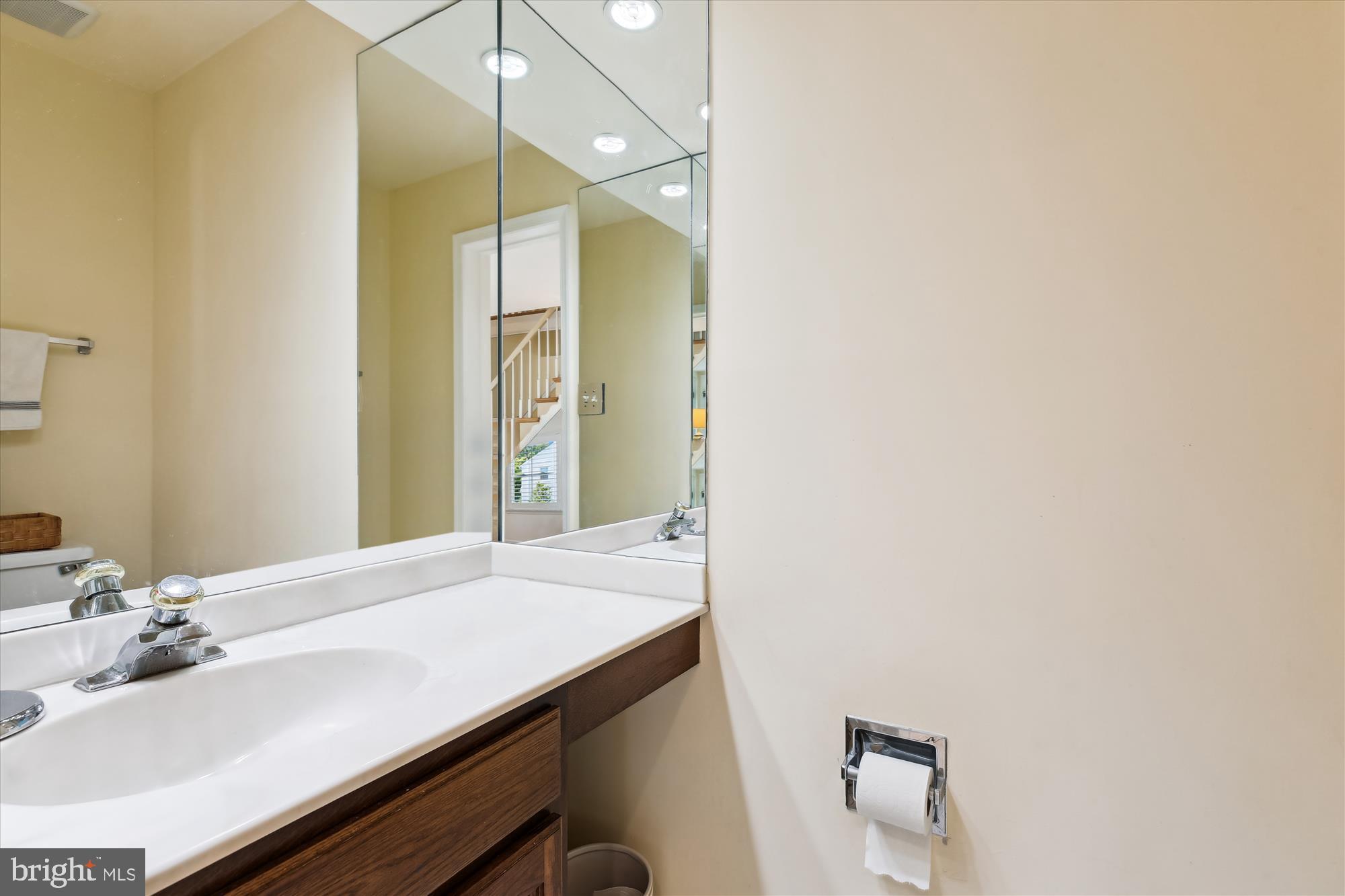 9417 Reach Road Potomac, MD 20854 - Photo 20 of 67 Main Level - Powder Room