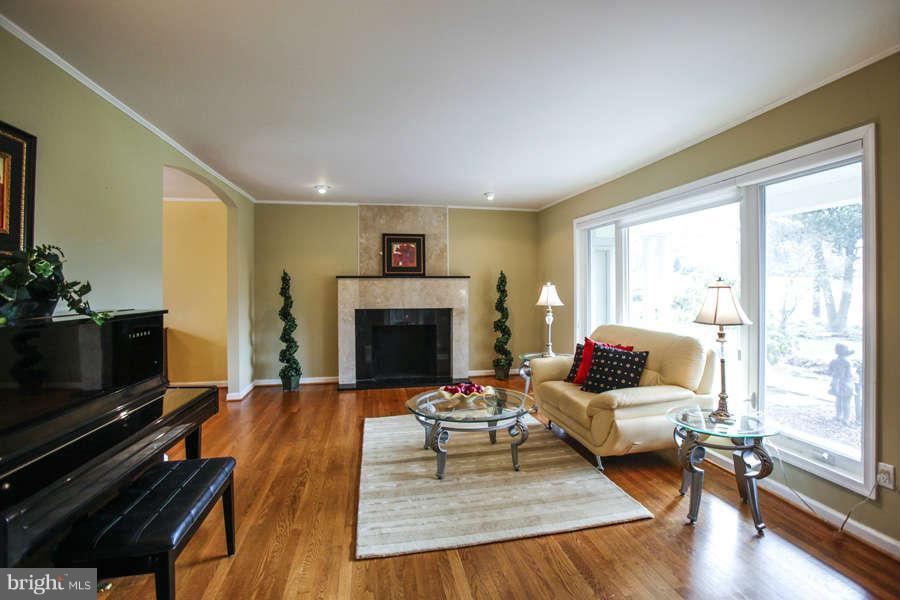 13512 Glen Mill Road Rockville, MD 20850 - Photo 2 of 22 Living Room
