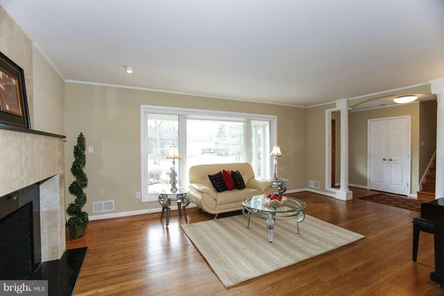 13512 Glen Mill Road Rockville, MD 20850 - Photo 4 of 22 Living Room
