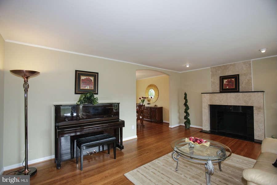 13512 Glen Mill Road Rockville, MD 20850 - Photo 5 of 22 Living Room
