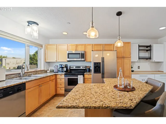 $350,000 | 990 West 8th Place, The Dalles, OR 97058